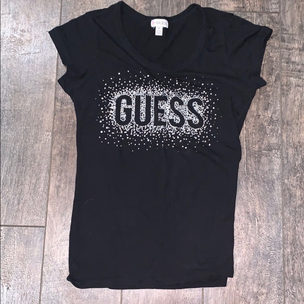 GUESS T-shirt.